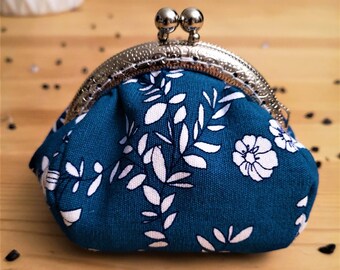 couleur bronze pochette en tissus Liberty of London bleu a fleurs blanches Porte monnaie avec fermoir en m/étal rectangulaire