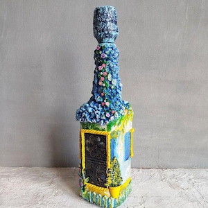 Bouteille d&#39;alcool rougeoyante bleue décorative en forme de maison de conte de fées Bouteille d&#39;alcool rougeoyante faite main, cadeau pour une famille dans une nouvelle maison.