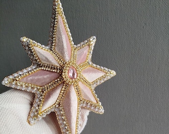 Adorno navideño de terciopelo rosa suave hecho a mano para la cima del árbol de Navidad. Lujosa decoración navideña de terciopelo, elegante estrella con cuentas y diamantes de imitación.