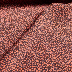 Tela de viscosa italiana, viscosa con estampado animal en color marrón óxido, tela ligera para vestidos, blusas y prendas de vestir, disponible por medio metro.