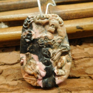 Presente de pedra artesanal com contas de pedra preciosa de macaco esculpido. Pingente de pedra preciosa rosa (B2648)