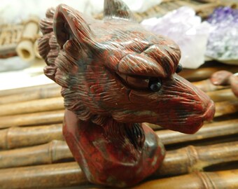Colgante rojo. Regalos de lobo Jasper rojo. Regalos para ella. Abalorios de Animales. Ella Lobo. Amuleto de lobo. Cabeza de animal falso. Joyería para amantes de los animales (D0273)
