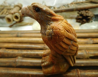 竹ジャスパー彫刻宝石。鳥の彫刻石。鷲のペンダント装飾。鳥の石彫刻