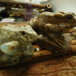 Grenouille sculptée en jade d’Afrique. Figurine de grenouille. Décoration de grenouille. Décoration de grenouille faite à la main. Grenouille sculptée en cristal violet . Bijoux faits à la main (D391)