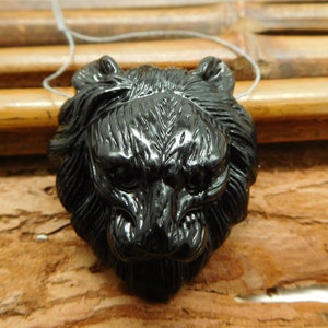 黒いライオンの頭。黒曜石のライオン。ライオンビーズのアクセサリー作り。天然宝石のペンダント。ペンダントトーテムギフト。ライオンの頭を彫ります。