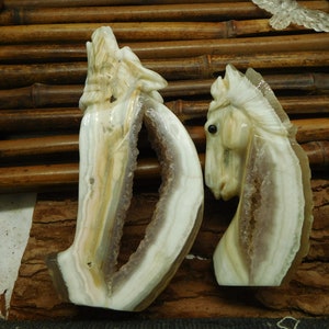 Geode Agata Spiritual Carving Wolf Gift. Animale di pietre preziose naturali. Dono spirituale per l&#39;amico. Scolpire il cavallo di pietra preziosa. Pietra di Agata Geode (D419)