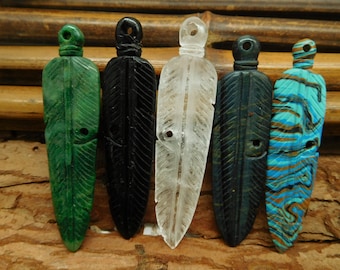 Jade africano. obsidiana. cuarzo claro. ojo de tigre. jaspe arcoiris. colgante de plumas talladas. artesanía de plumas. pluma tallada en piedra. (B4763)