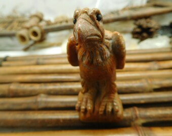 竹ジャスパー彫刻宝石。鳥の彫刻石。鷲のペンダント装飾。鳥の石彫刻