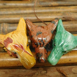 Lobo de cristal tallado. Colgante de cristal blanco. Cabeza de lobo de howlita. Joyería con piedras preciosas. Lobo aullador. Talla de lobo. Regalo de Acción de Gracias (B5237)