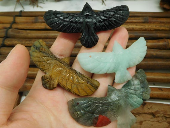 感謝祭の贈り物。鷲の彫刻。石の鳥の彫刻。鳥のペンダントの彫刻