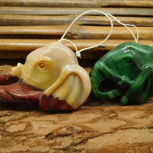 Grüner Elefant Edelstein Handgeschnitzt Tier Edelstein Schmuck. Karve Edelstein Anhänger. Schnitzstein Tier. Karve Kristall Tier (C0796)