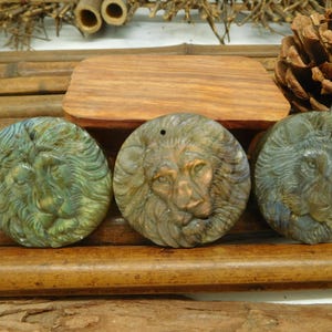 Tótem de león tallado en labradorita. Colgante espiritual de león, regalo para él. Colgante de león. León de labradorita. León de cristal tallado. Regalo para niño (B5124)