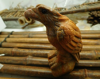 竹ジャスパー彫刻宝石。鳥の彫刻石。鷲のペンダント装飾。鳥の石彫刻