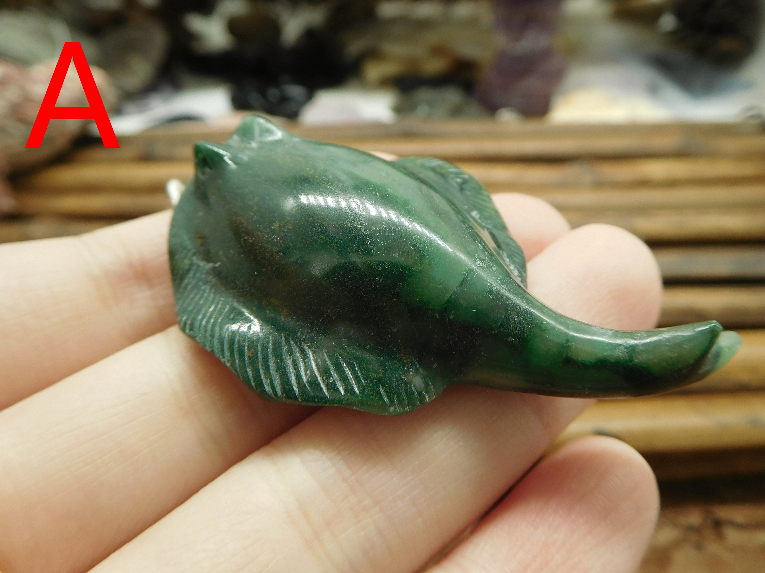 肉食動物　牙　ペンダント　アフリカ工芸品 Green Devil Fish. Carving African Jade. Gemstone Carve Fish