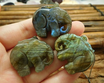 Edelstein Schnitzel Elefant Anhänger. Edelstein Schnitzer, Kristall Schnitzel Elefant Schmuck. Elefant Anhänger. Labradorit Schnitzerei. natürlicher Edelstein