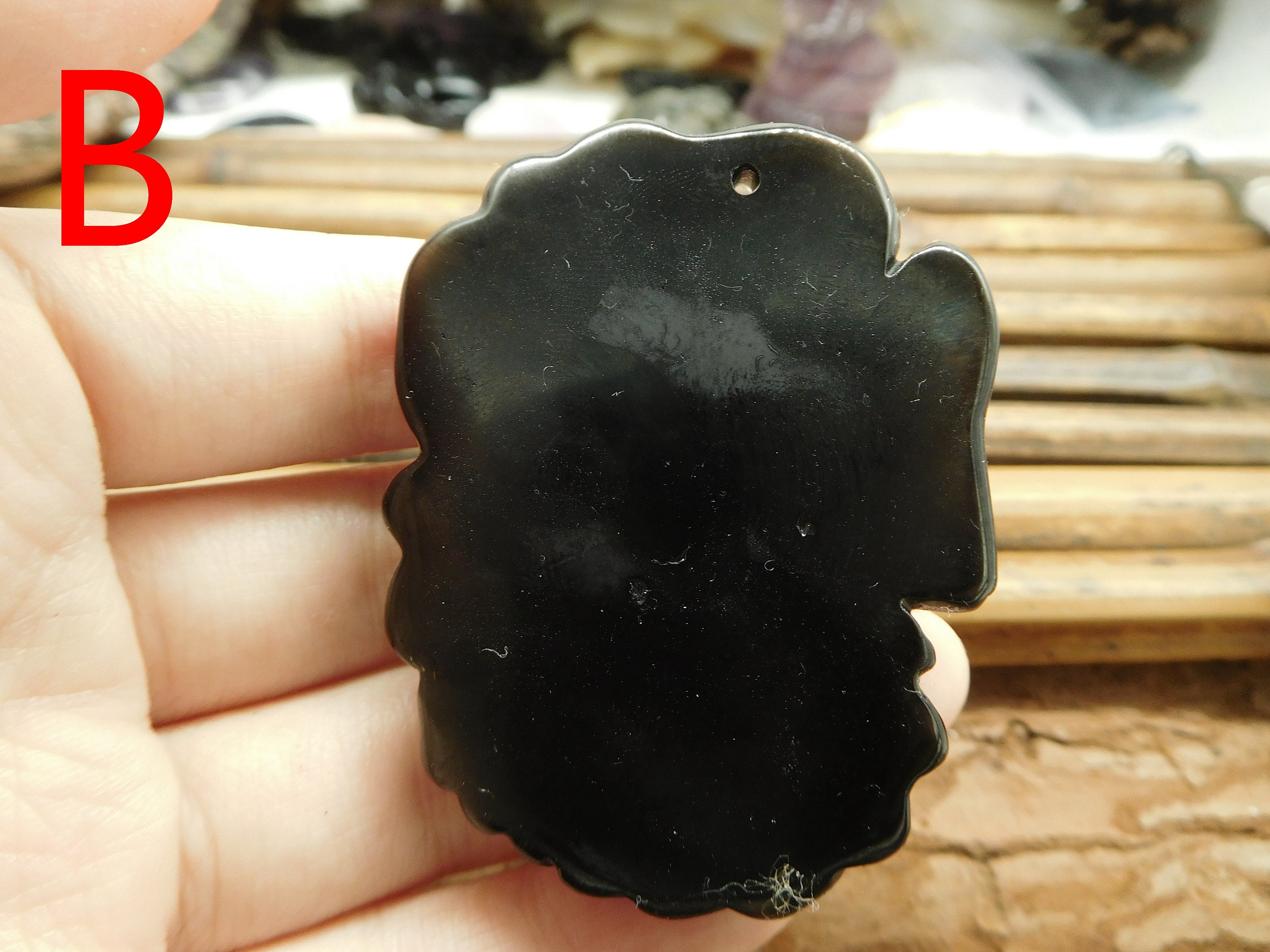 肉食動物　牙　ペンダント　アフリカ工芸品 Green Devil Fish. Carving African Jade. Gemstone Carve Fish