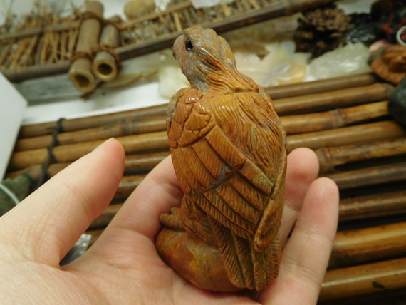 竹ジャスパー彫刻宝石。鳥の彫刻石。鷲のペンダント装飾。鳥の石彫刻