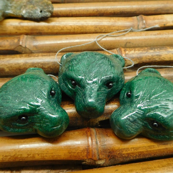 Pendentif naturel pour ours celtique. Perle d’animal sculptée verte. Perle de jade africaine. Totem d’artisanat animalier. Pendentif Bear Craft. Pierre précieuse sculptée (B5046)