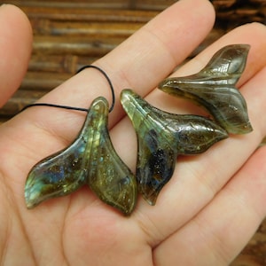 Whale tail necklace. obsidian carve whale tail. crystal carve whale tail pendant. handmade jewelry. carving quartz tail jewelry (B4863)