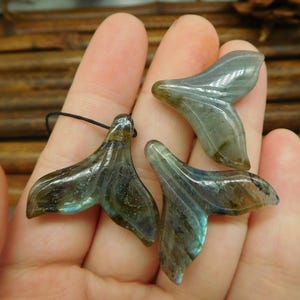 Whale tail pendant. labradorite carve whale tail. Thanksgiving day gift. stone carve animal. handmade jewelry. whale tail  (B5085)