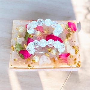 Hermoso tarjetero para la empresaria de tu vida. Elaborado con resina, flores secas, alambre y perlas. Solicita otro color.