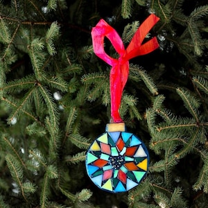 Handgefertigte Mosaik-Weihnachtsverzierung: Einzigartige Baumdekoration