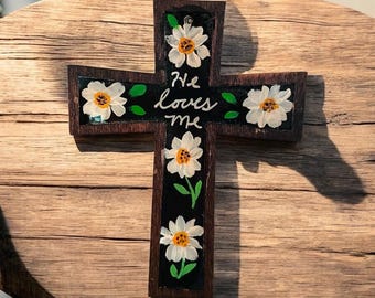 Handmålad blommig korsmagnet: Väggdekoration i trä