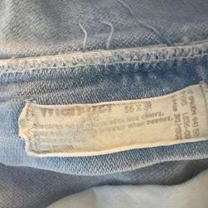 Vintage Wrangler USA Made 36x34 Tagged Light Wash Denim Blue Jeans imagem 3