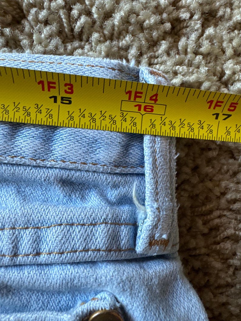 Vintage Wrangler USA Made 36x34 Tagged Light Wash Denim Blue Jeans imagem 7