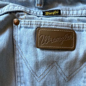 Vintage Wrangler USA Made 36x34 Tagged Light Wash Denim Blue Jeans imagem 6
