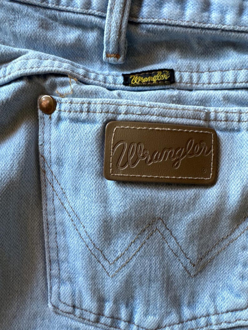 Vintage Wrangler USA Made 36x34 Tagged Light Wash Denim Blue Jeans imagem 6