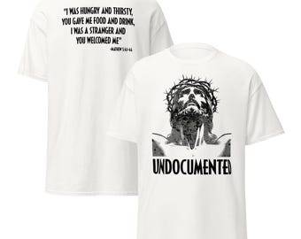Camiseta clássica unissex Jesus Undocumented, doação para Chicanos Por La Causa.