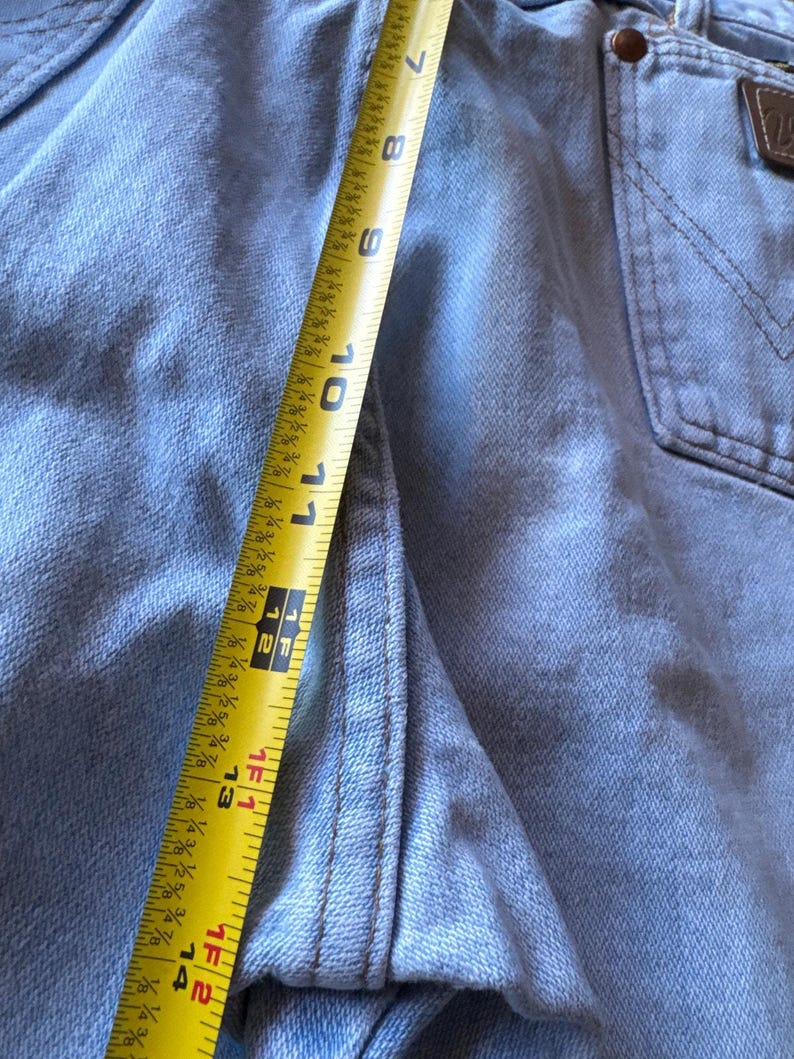 Vintage Wrangler USA Made 36x34 Tagged Light Wash Denim Blue Jeans imagem 9