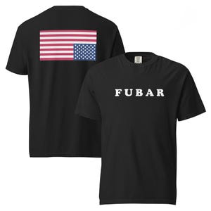 Puede incluir: Camiseta negra con la palabra "FUBAR" en letras blancas en la parte delantera. La parte trasera de la camiseta presenta un pequeño diseño de la bandera estadounidense. Una camiseta informal y cómoda.