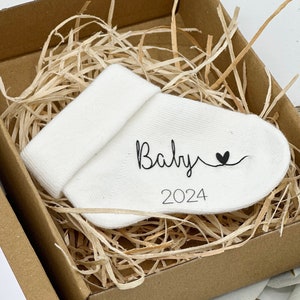 Schwangerschaft verkünden Überraschung schwanger Du wirst Oma du wirst Papa Geschenkebox Babysocke Baby 2024 Du wirst Tante Bild 9