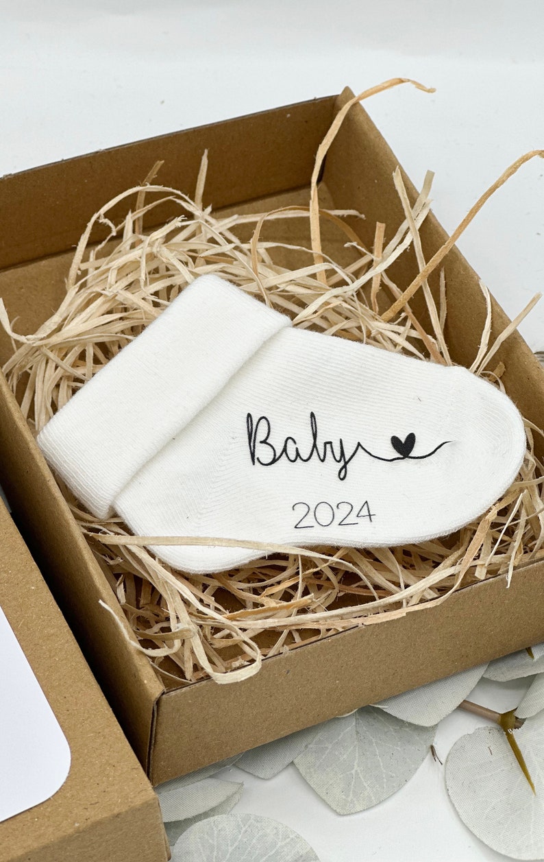 Schwangerschaft verkünden Überraschung schwanger Du wirst Oma du wirst Papa Geschenkebox Babysocke Baby 2024 Du wirst Tante Bild 9