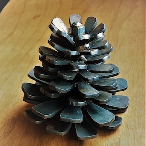Piña de metal / Piña para fogata / Decoración otoñal Piña de metal / Pieza decorativa de tronco de acero