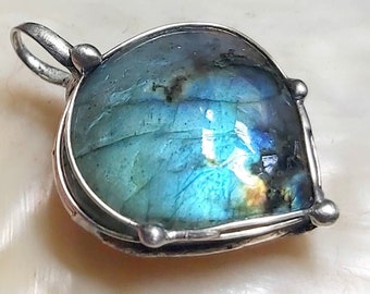 PUR MYSTICISME ! Pendentif Labradorite - "feuille coeur" - cabochon - unique !