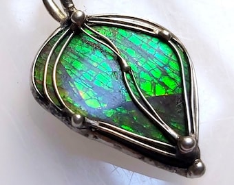 Dreamlike ammolite pendant - "Heart-Leaf" - intense mystical play of colors - Canada - UNIQUE!