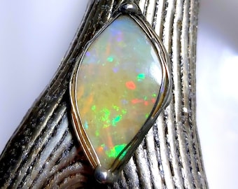 Dreamlike opal - pendant - large crystal opal - "leaf shape" - Australia - magical beacon - UNIQUE!