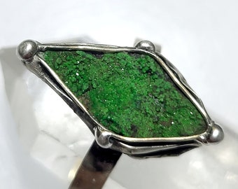 Delicate uvarovite ring - UNIQUE! Green garnet - glittering structures - fine stone!