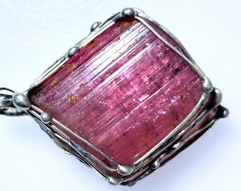 RARETÉ! Pendentif tourmaline gigantesque - énorme cristal de tourmaline de couleur rose - pesant environ 14,3 grammes - UNIQUE ! Pour hommes et femmes !