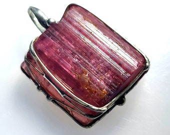 RARETÉ! Pendentif tourmaline gigantesque - énorme cristal de tourmaline de couleur rose - pesant environ 15,0 grammes - UNIQUE ! Pour hommes et femmes !