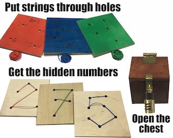 Puede incluir: Una caja de madera con una cerradura de combinación. Tres tablas de madera con agujeros y cuerdas enhebradas a través de ellas. Las tablas tienen letras y números en ellas. El texto "Put strings through holes" y "Get the hidden numbers" está escrito en la imagen.