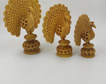 木製のカラフルな孔雀の彫刻、装飾品、木彫り、手描きの孔雀、インドの