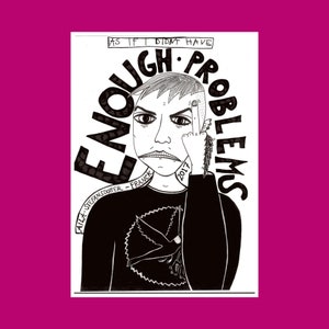 以下が含まれることがあります： 「As if I didn't have enough problems」というテキストで囲まれた、中指を立てた人物の白黒イラスト。テキストは円形になっており、人物は鳥のデザインの黒いシャツを着ています。