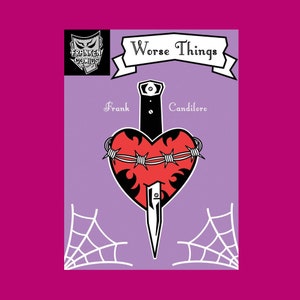 以下が含まれることがあります： 黒い刃のナイフが刺さった、黒い縁取りの赤いハート。ハートの周りは有刺鉄線で囲まれている。ハートの上には「Frank Candiloro」の文字、画像の上部には「Worse Things」の文字が書かれている。
