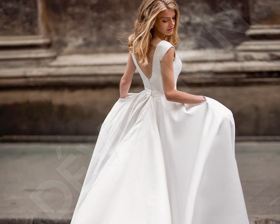 Individual Size A-line Silhouette Mareta Wedding Dress. Modern