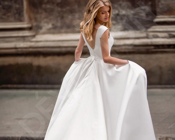 Individual Size A line Silhouette Mareta Wedding Dress. Modern