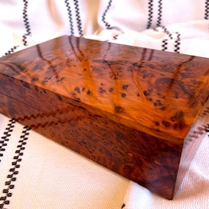 Moroccan handmade 9.5" thuya wooden burl Keepsake box with incredible wood burl grain paterns